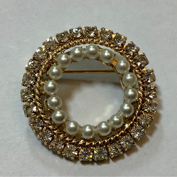 Gold Tone Circle Brooch with Clear Rhinestones and Faux Pearls - Picture 2 of 5